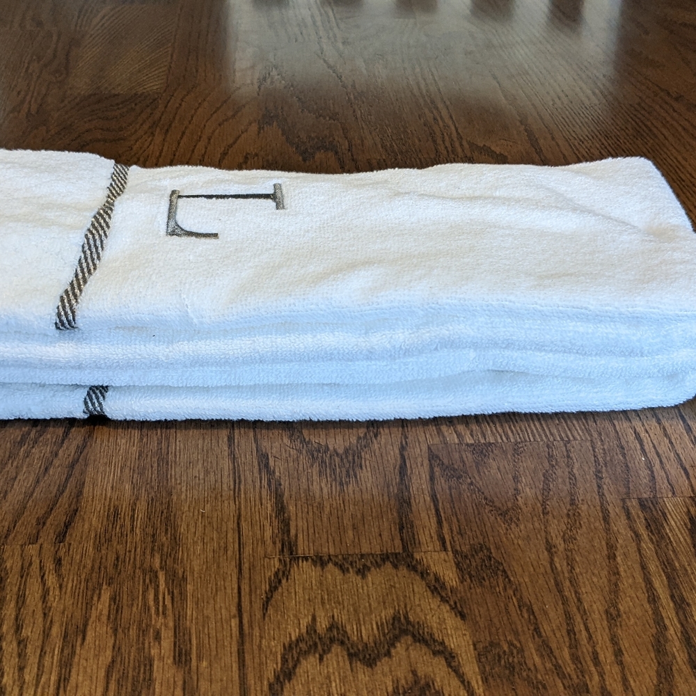 L Monogram Towels - Picture 3 of 6